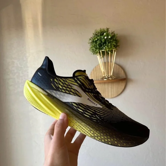 Brooks Hyperion Max Black Yellow Running - Picture 1 of 11